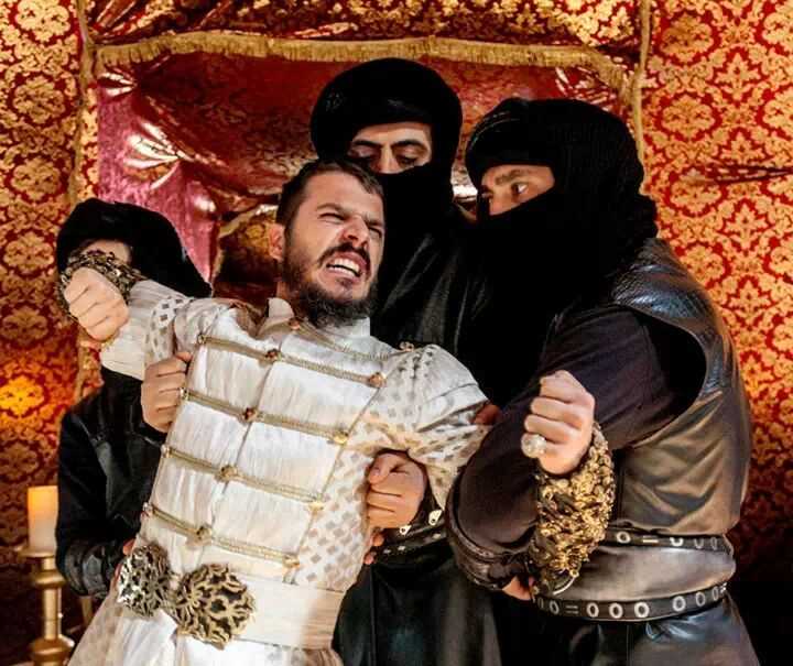 В серии, которая открывает сезон, начинается завершающий этап поиска Мехмедом доказательств. Он внимательно изучает каждую подробность, ловко сочетая расследование с интригой и борьбой за власть. Все его усилия направлены на то, чтобы раскрыть истину о смерти Мустафы и свести счеты с его убийцами.